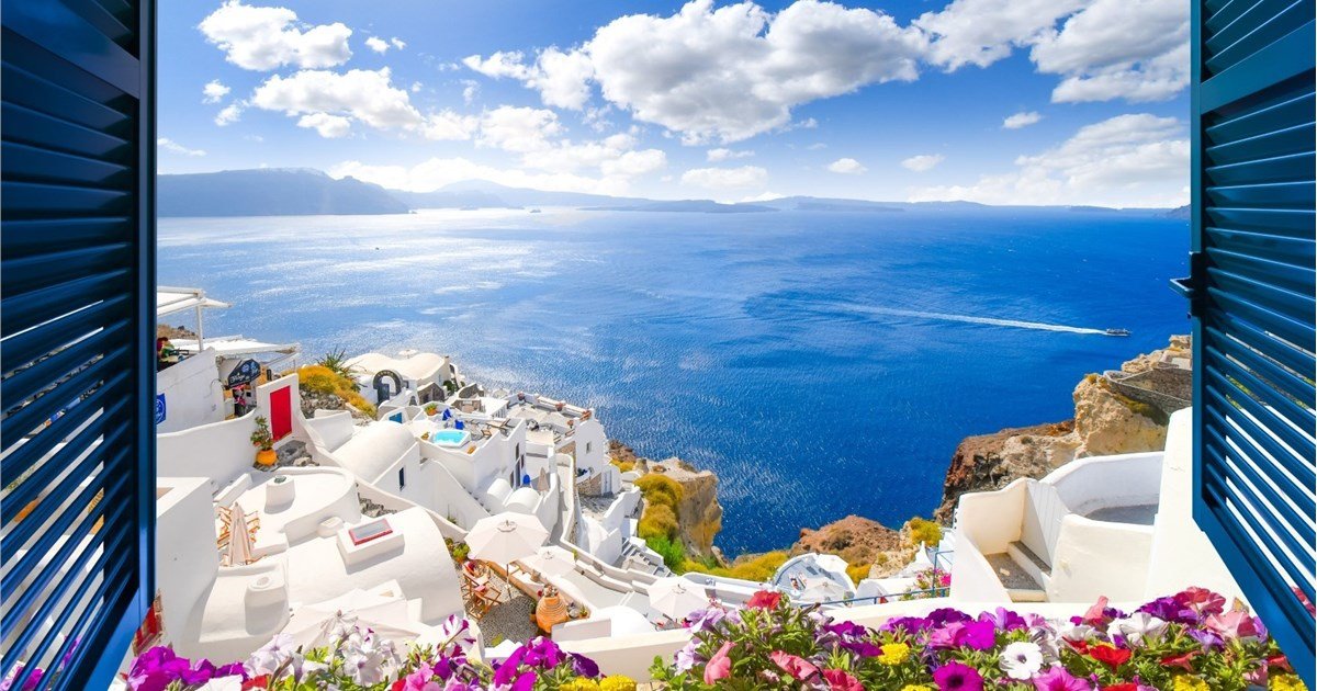 Read more about the article Finding Weed in Santorini: Whitewashed Walls, Blue Domes, and Green Dreams